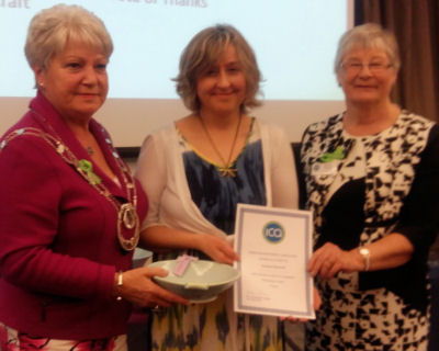 Susanna Braswell receives a Paul Maloney Pottery Bowl from ICA National President Marie O'Toole